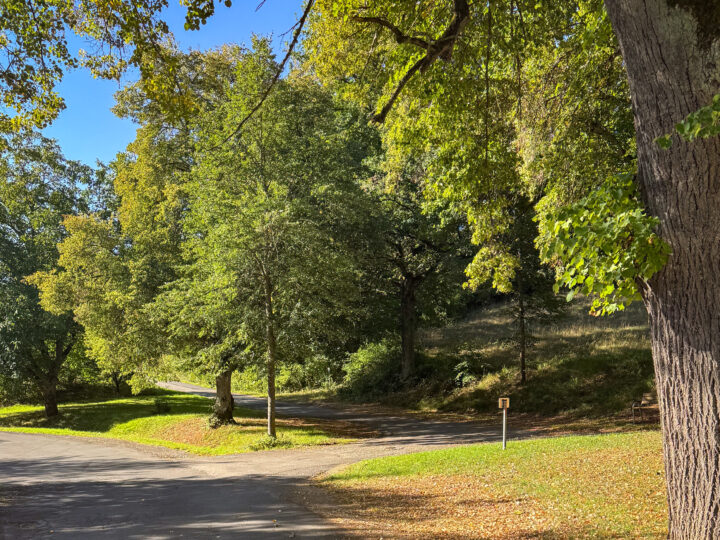 Parkmöglichkeiten am Friedhof